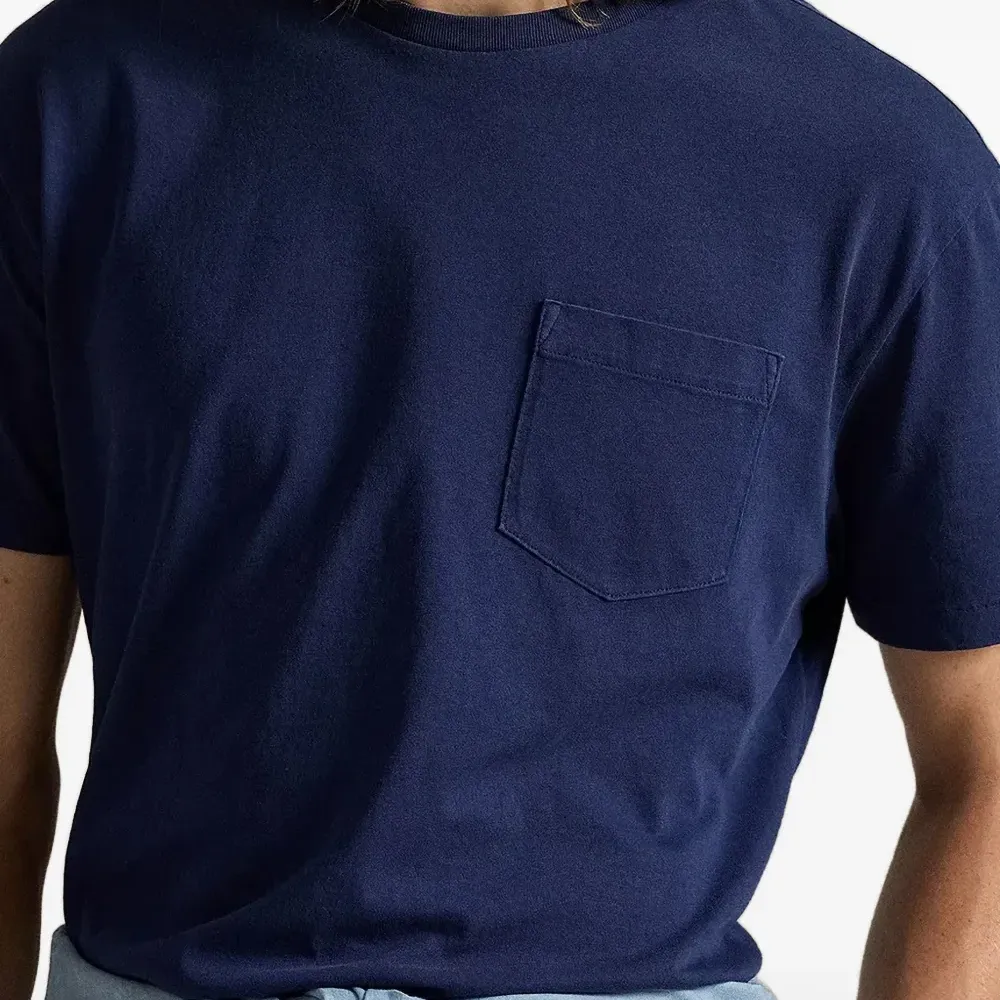 Футболка с накладным карманом