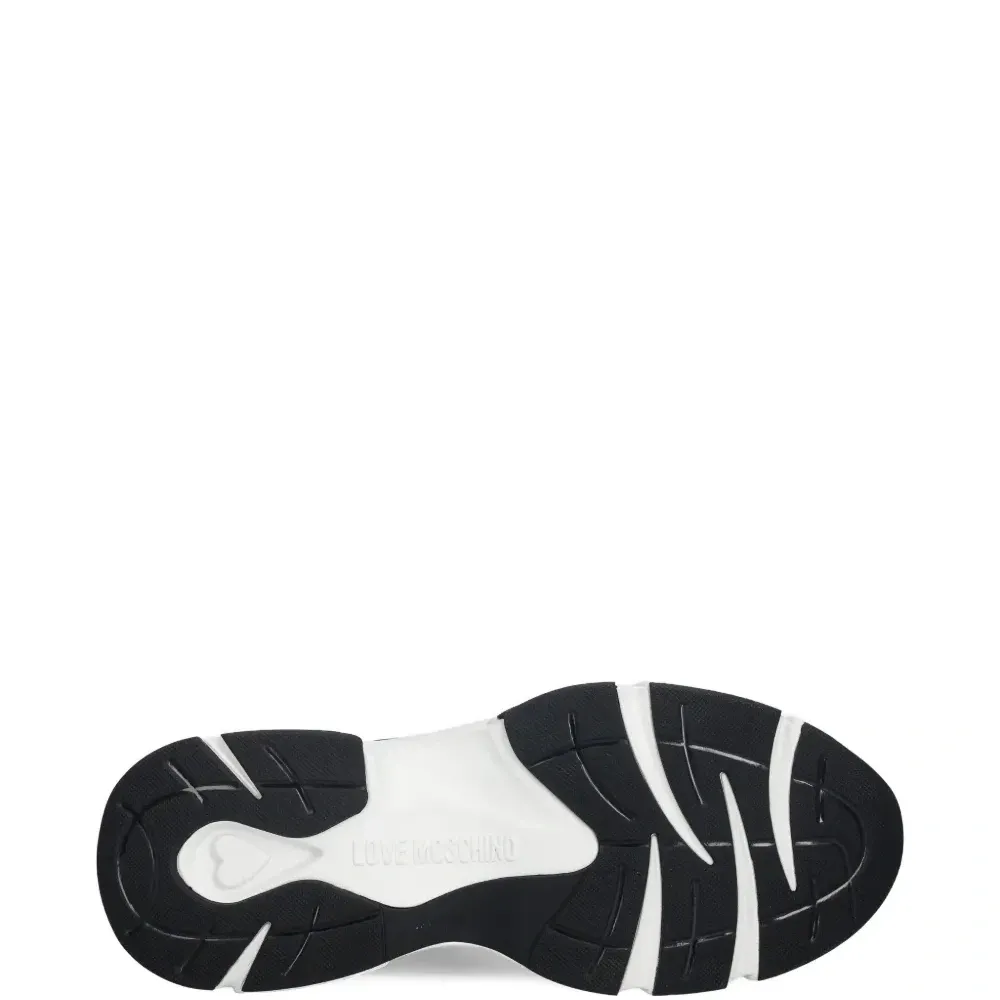 Кроссовки из лакированной кожи