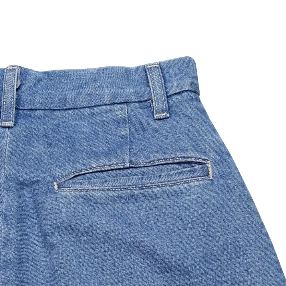 Шорты на пуговице с прорезным карманом