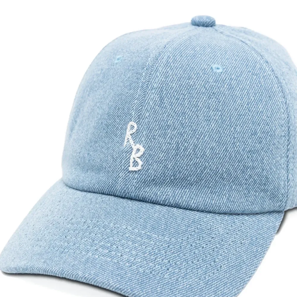 Бейсболка с вышитым логотипом Бейсболка с вышитым логотипом