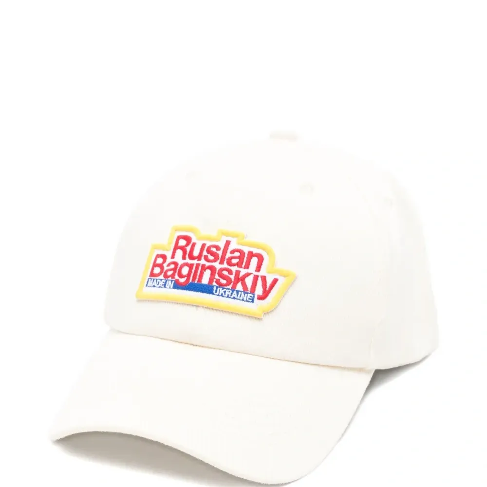 Бейсболка с нашивкой-логотипом