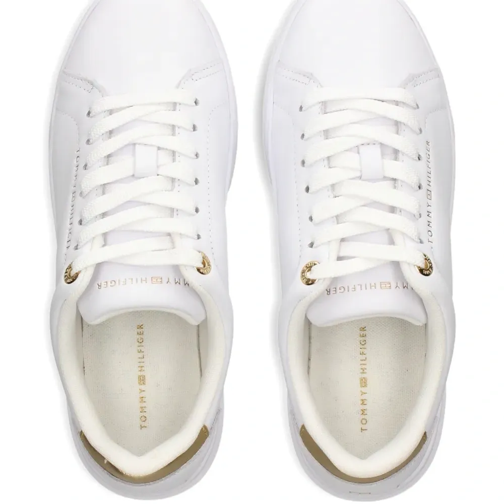 Кожаные кроссовки с логотипом