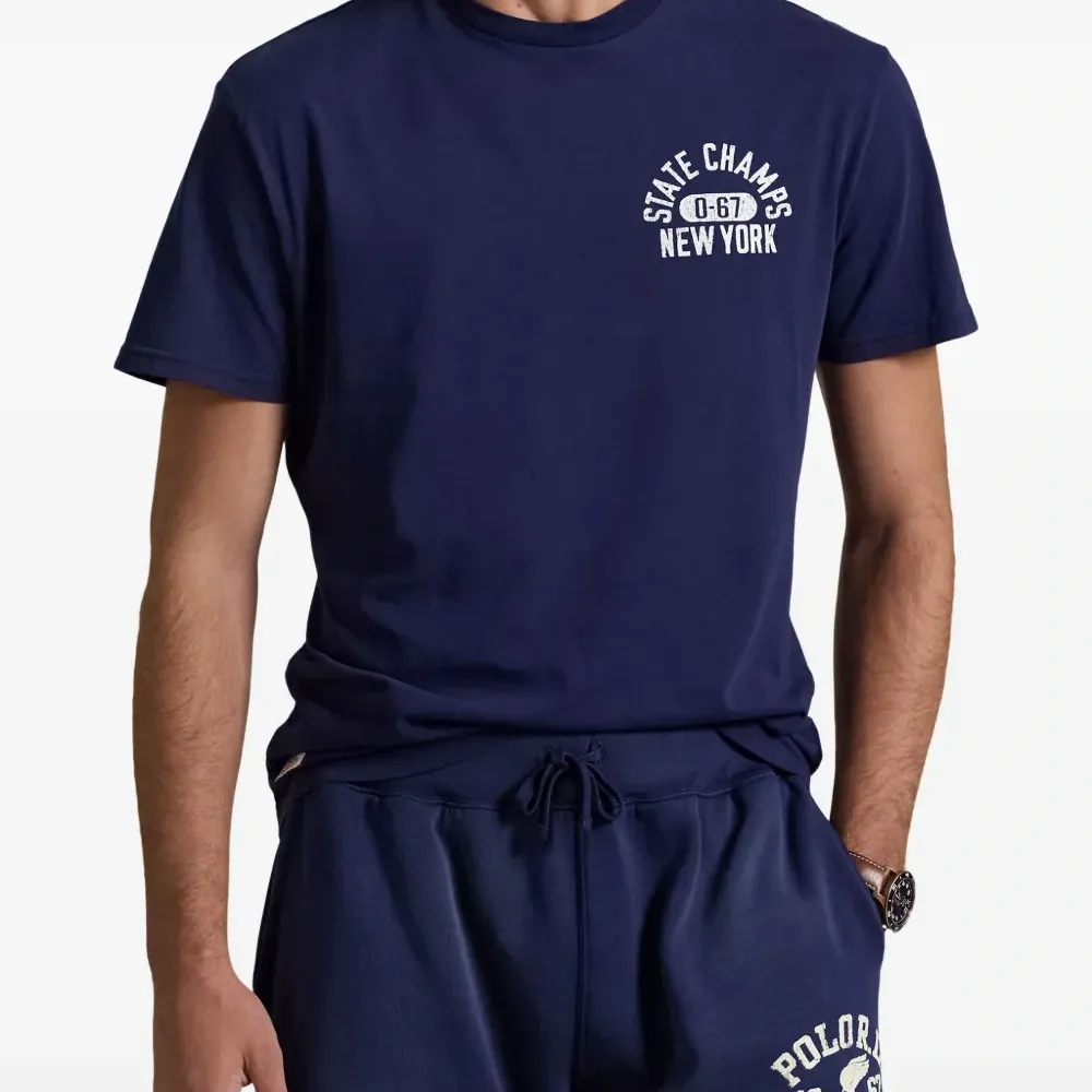 Футболка с круглым вырезом и принтом