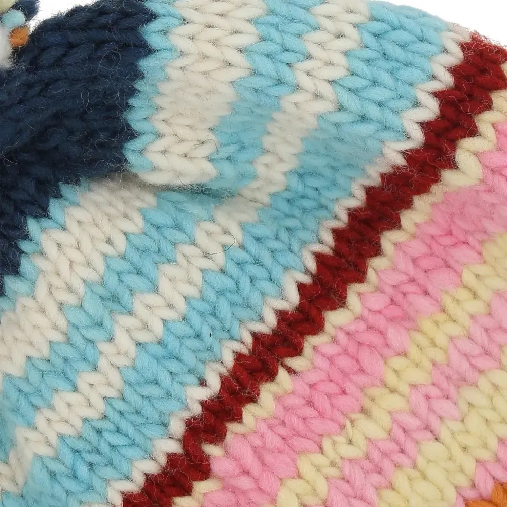 Вязаная шапка с помпоном и полосками