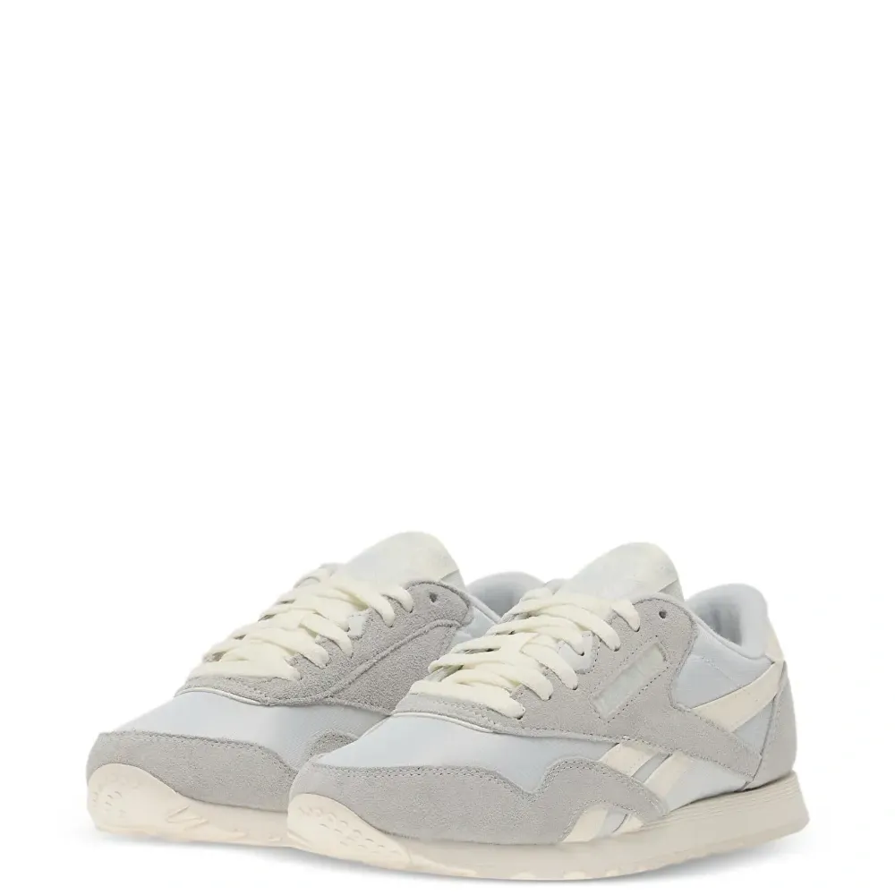 Серые классические кроссовки