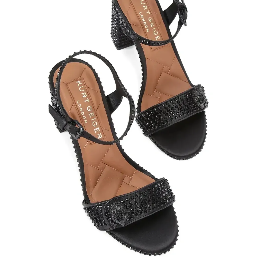 Босоножки с ремешком и украшенной пряжкой