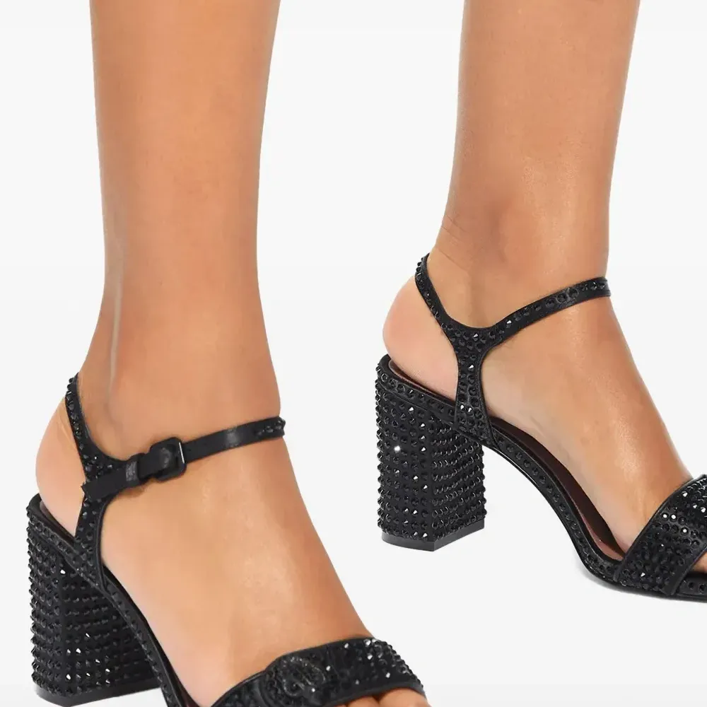 Босоножки с ремешком и украшенной пряжкой