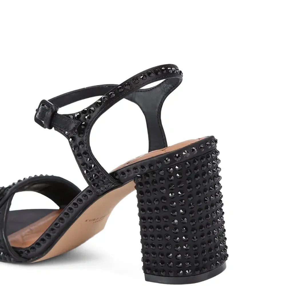 Босоножки с ремешком и украшенной пряжкой