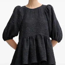 Топ с эффектом цветов и объемными рукавами