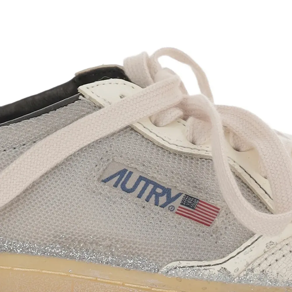 Кроссовки на шнуровке Кроссовки на шнуровке