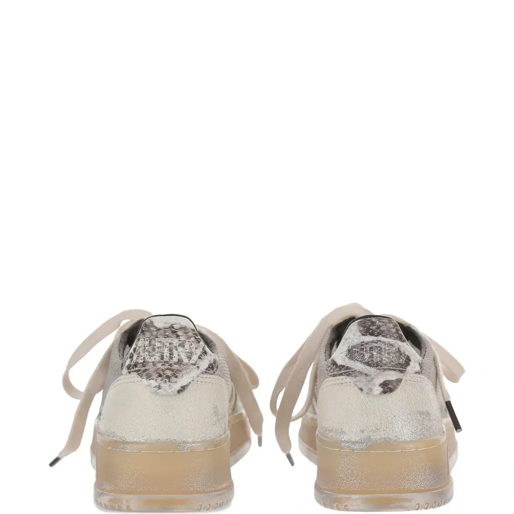 Кроссовки на шнуровке Кроссовки на шнуровке