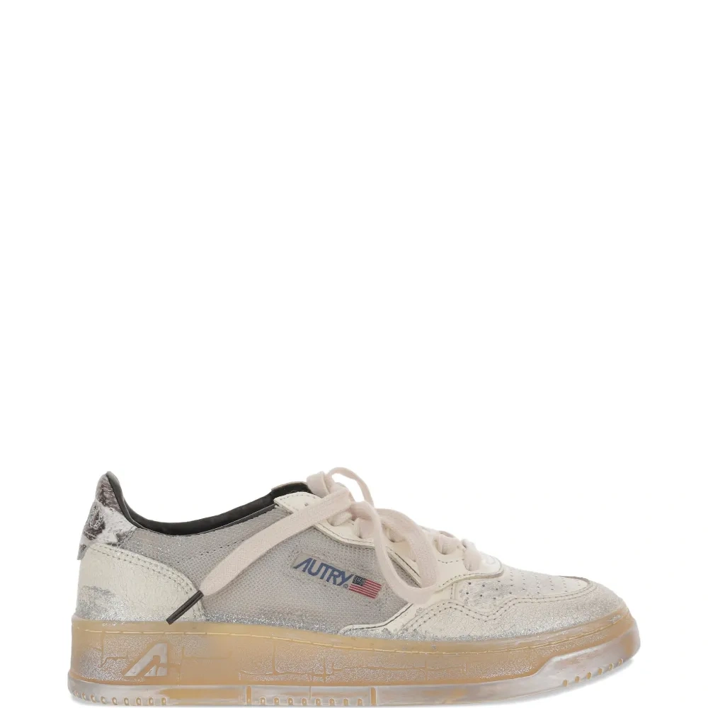 Кроссовки на шнуровке