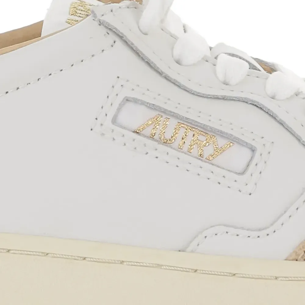 Кроссовки на шнуровке