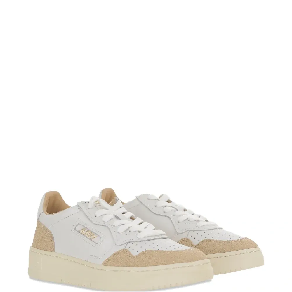 Кроссовки на шнуровке