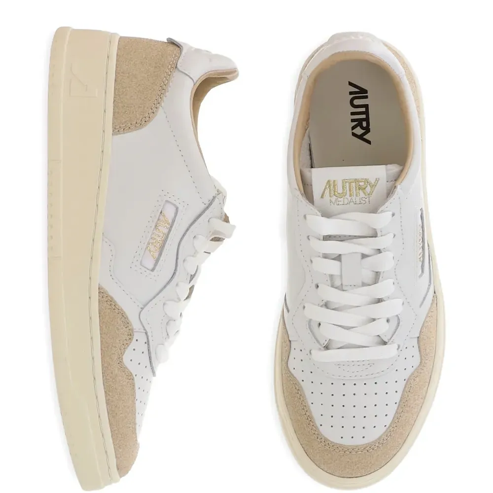 Кроссовки на шнуровке