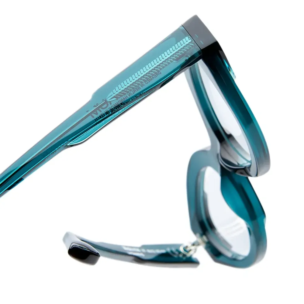 Очки в овальной оправе