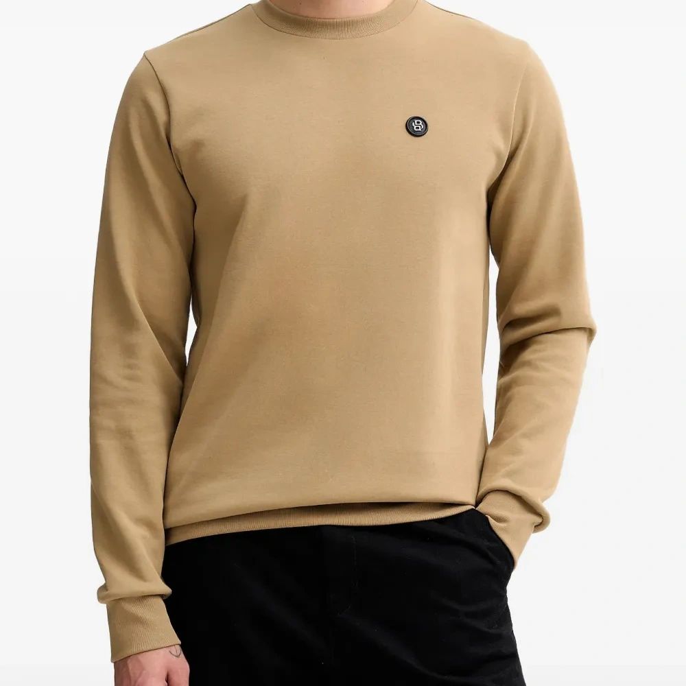 Свитшот с нашивкой-логотипом