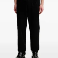 Джинсы с нашивкой на кармане