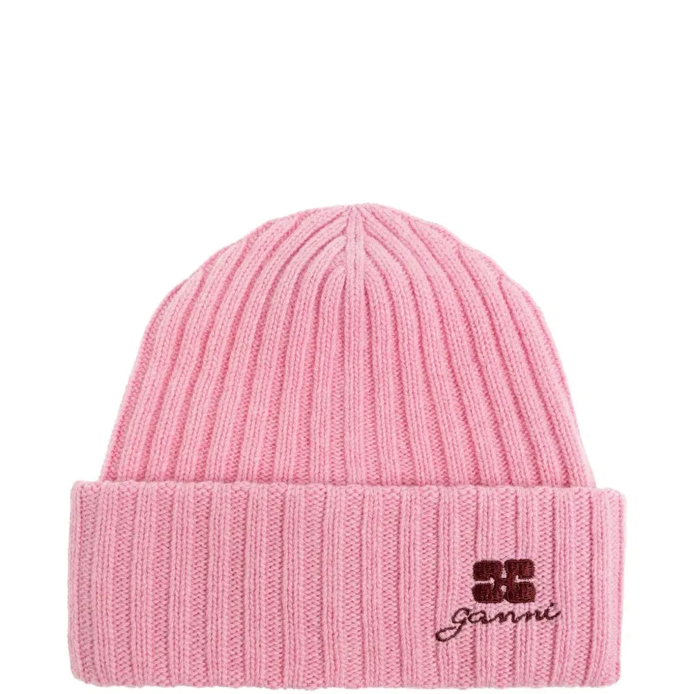 Рифлёная вышитая шапка