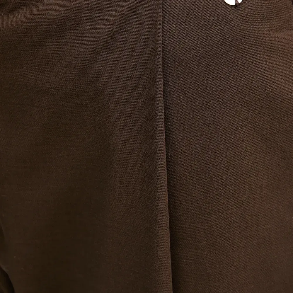 Брюки с манжетами на пуговицах