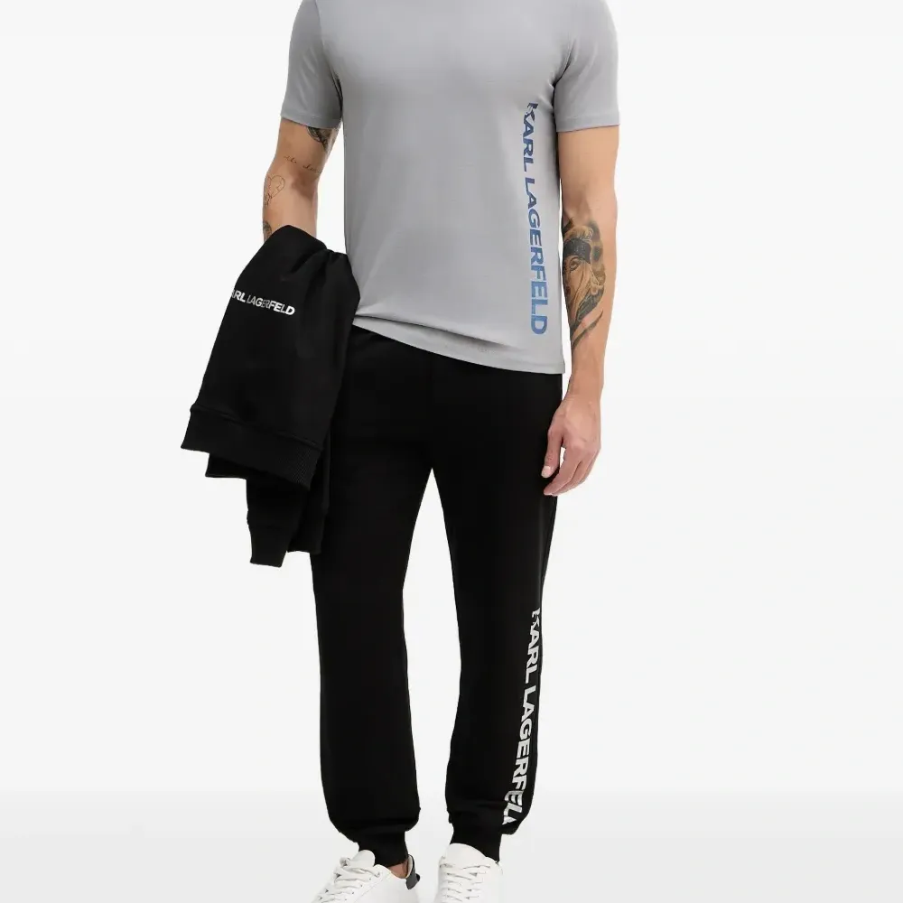 Футболка с логотипом