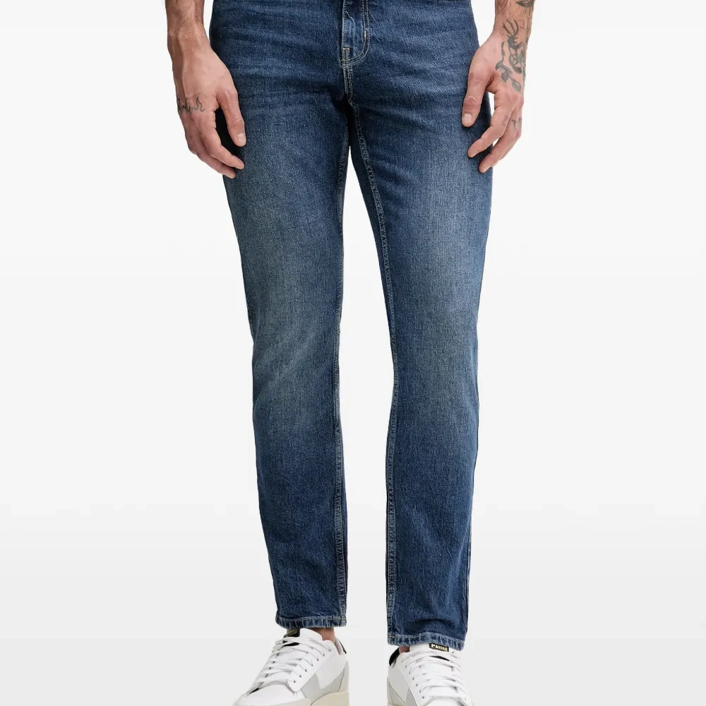 Джинсы облегающего кроя