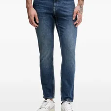 Джинсы облегающего кроя