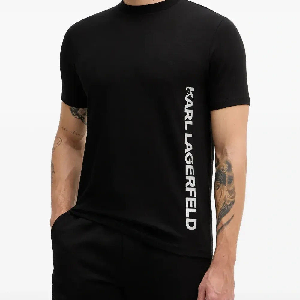 Футболка с круглым вырезом и логотипом Футболка с круглым вырезом и логотипом