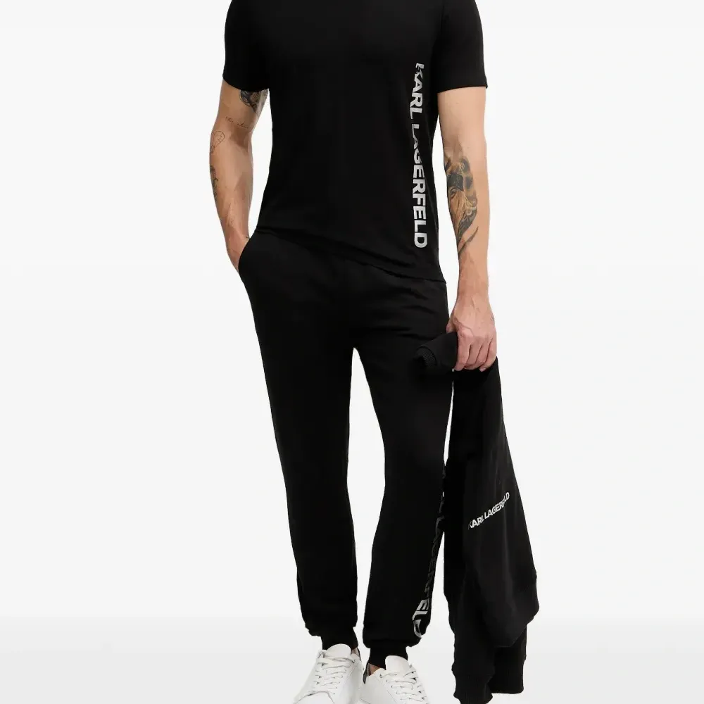 Футболка с круглым вырезом и логотипом Футболка с круглым вырезом и логотипом