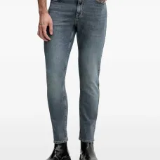 Джинсы с нашивкой-логотипом