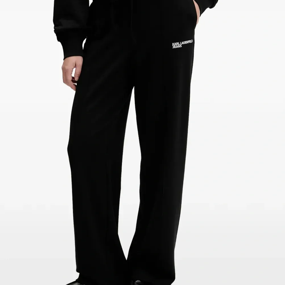 Спортивные брюки с вышитым логотипом и эластичным поясом