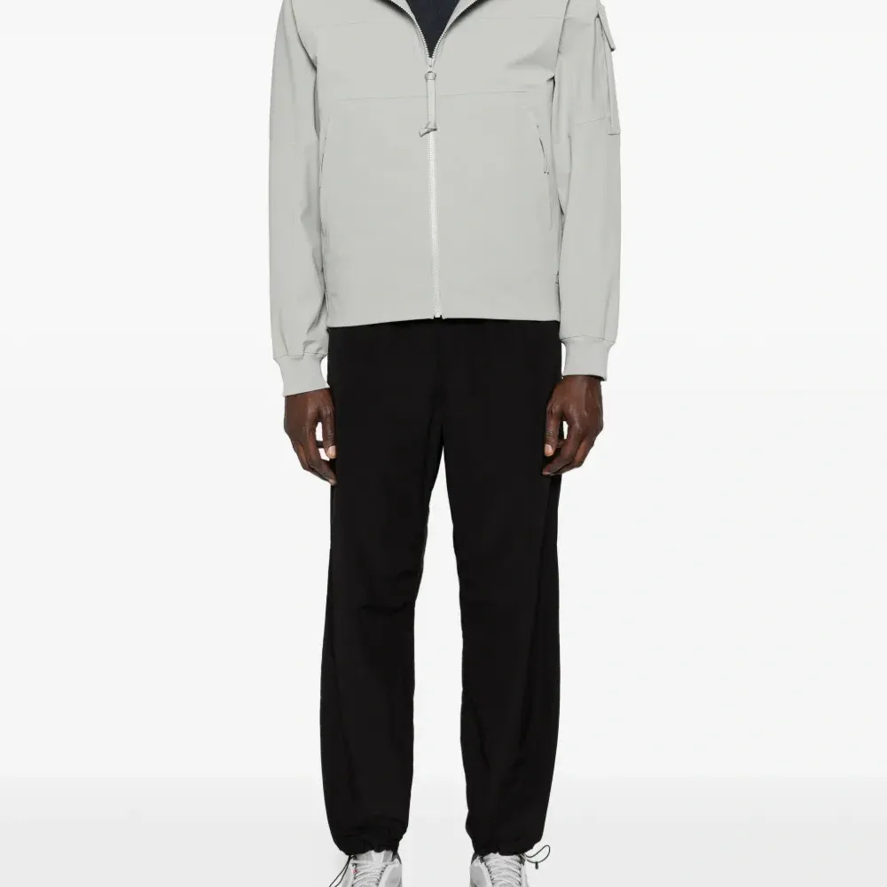 Джемпер с круглым вырезом и полосатой отделкой