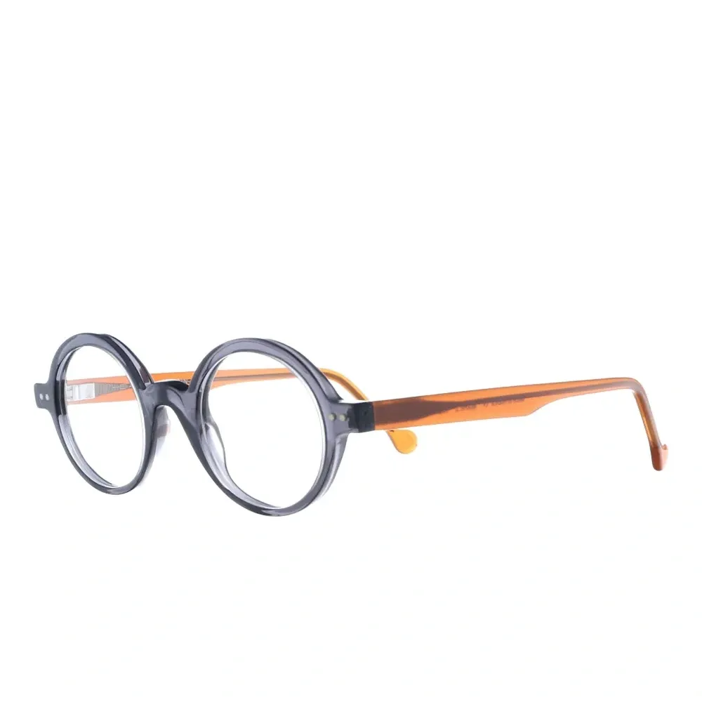 Очки в круглой оправе