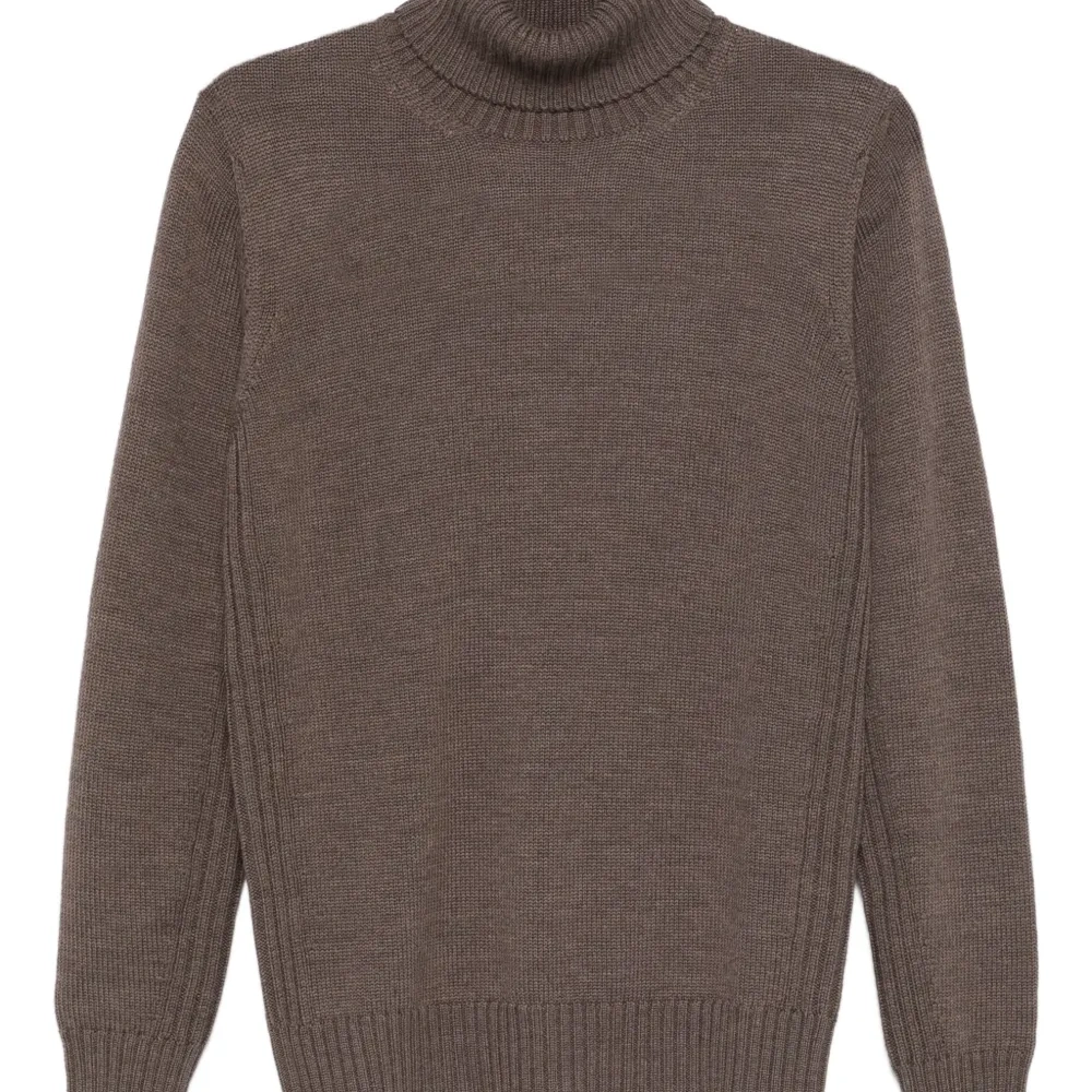 Джемпер с высоким воротником