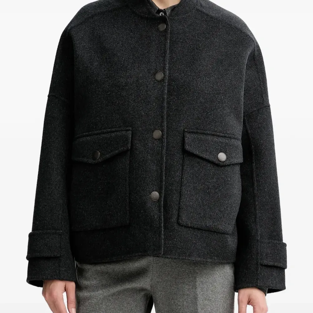 Пиджак на пуговицах