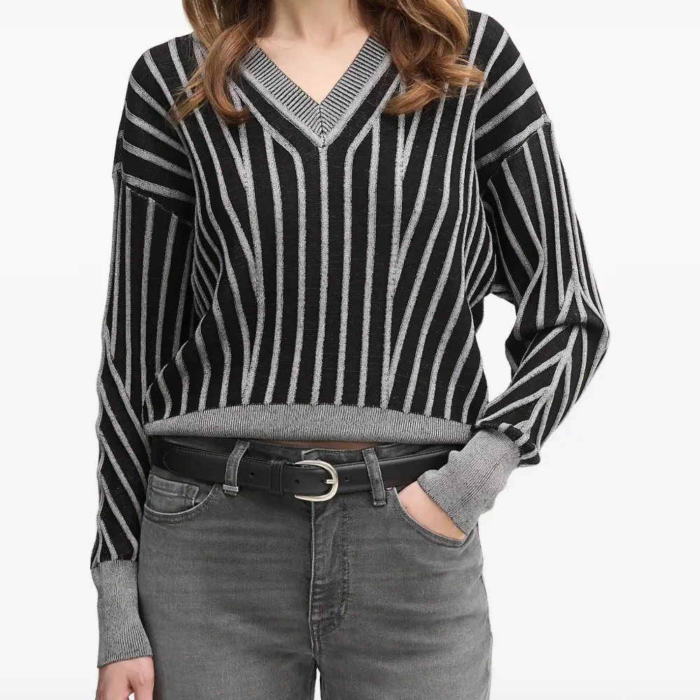 Полосатый свитер с V-образным вырезом