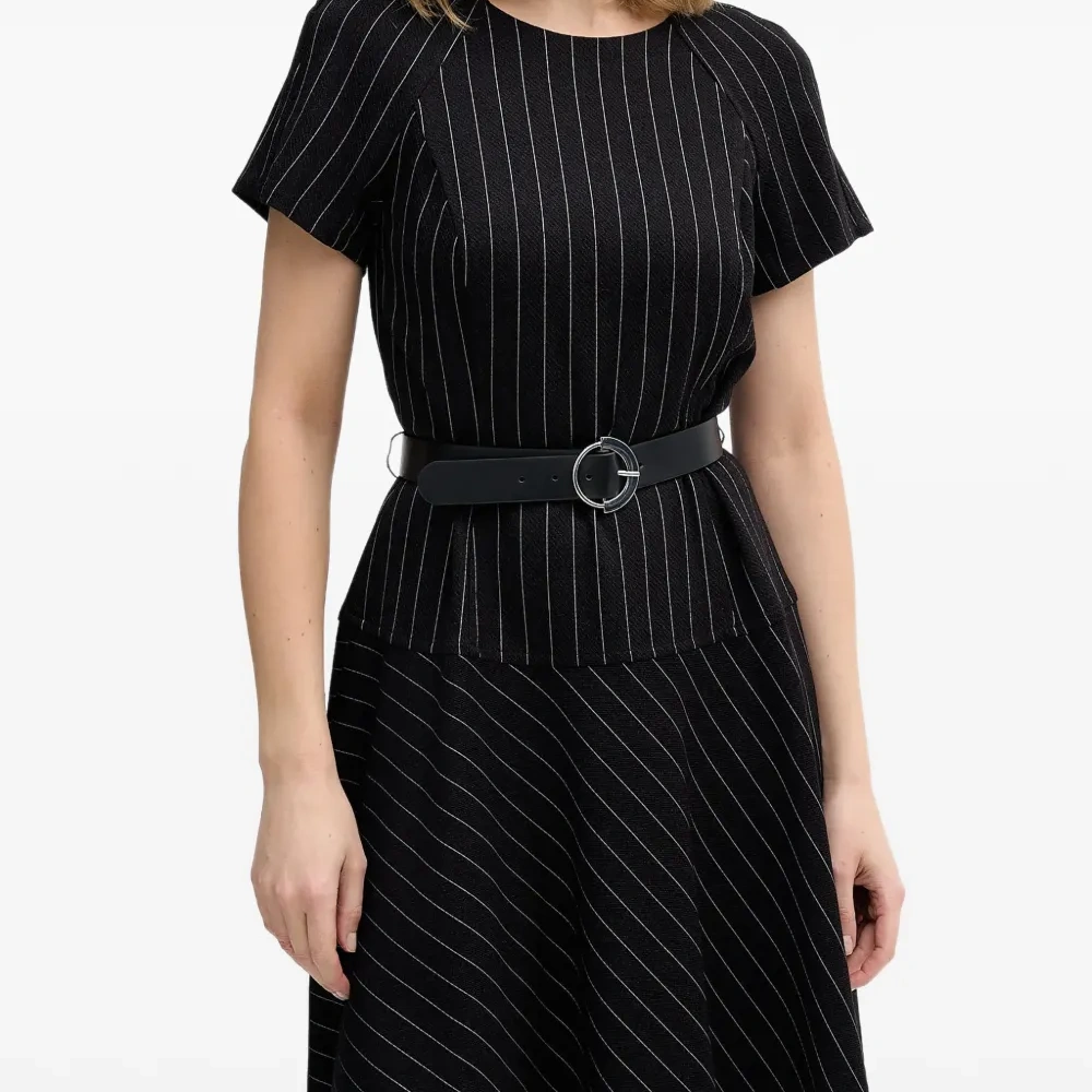 Полосатое мини-платье с поясом