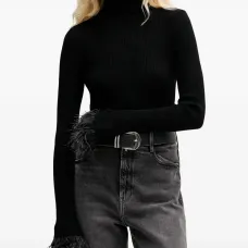 Сливочный свитер с воротником-стойкой и отделкой перьями Сливочный свитер с воротником-стойкой и отделкой перьями