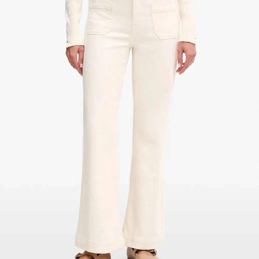 Расклешенные джинсы