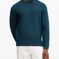 Вязаный свитер с круглым вырезом