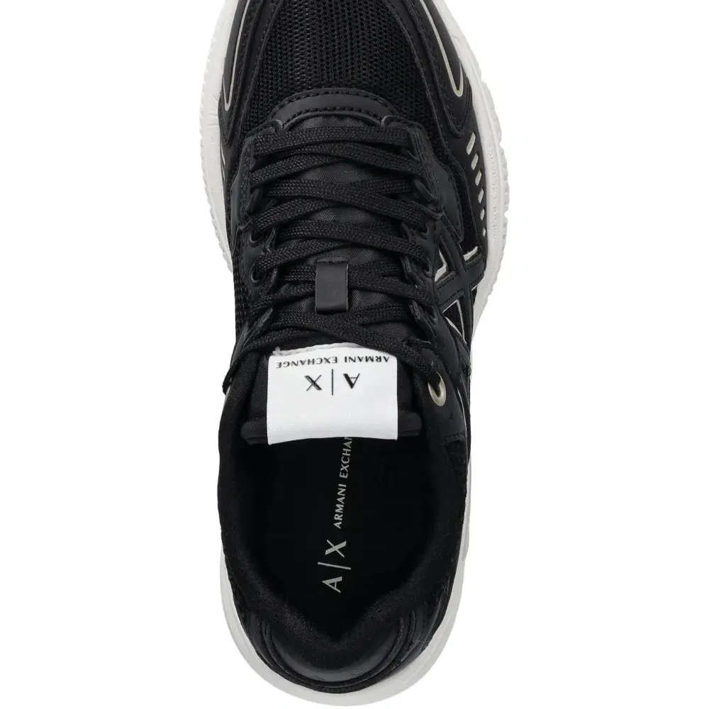 Кроссовки с нашивкой-логотипом