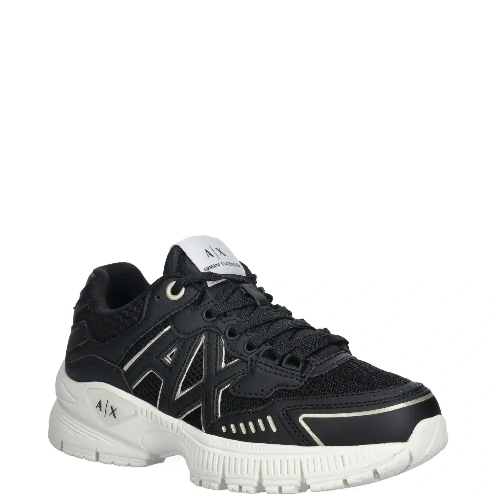 Кроссовки с нашивкой-логотипом