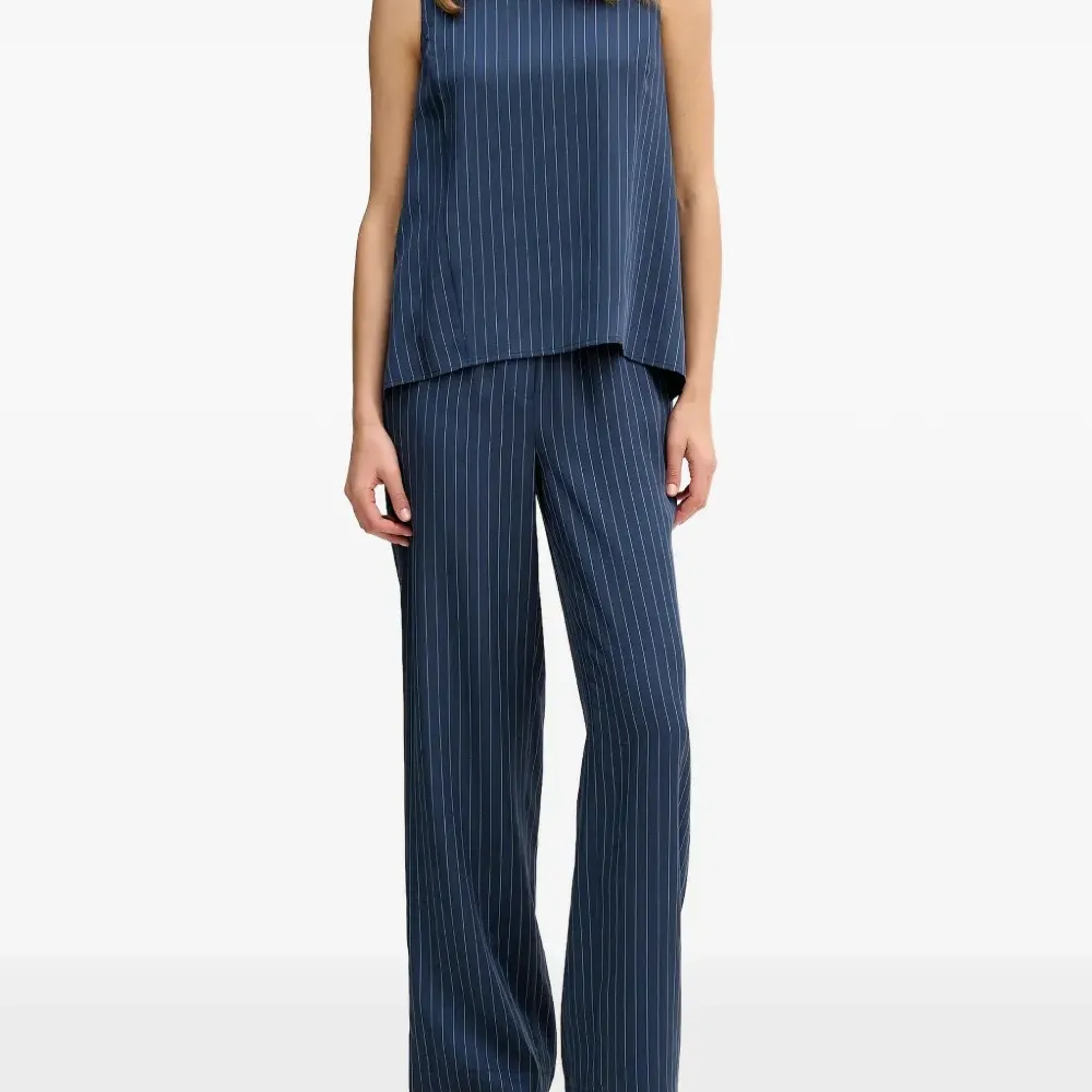 Брюки в полоску на пуговицах