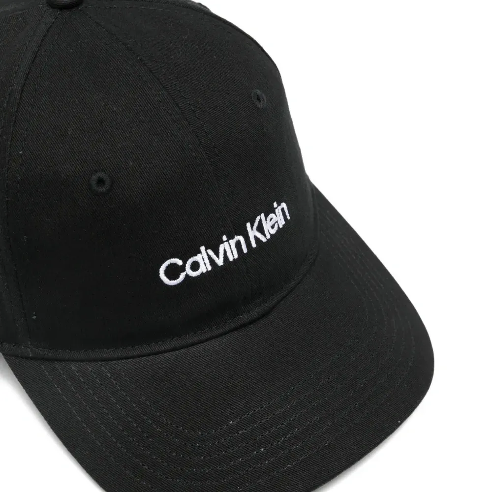 Бейсболка с логотипом