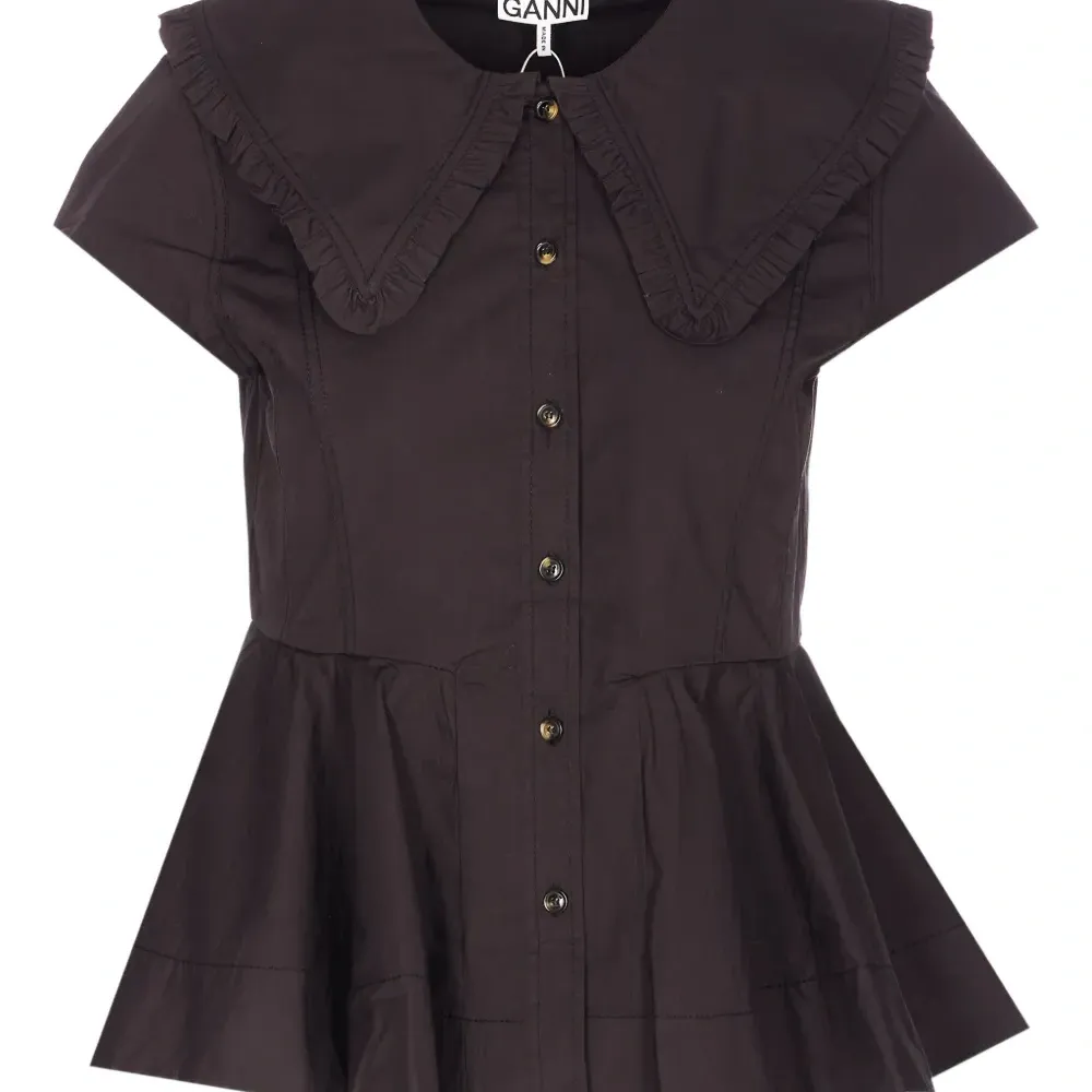 Рубашка с оборками и пуговицами