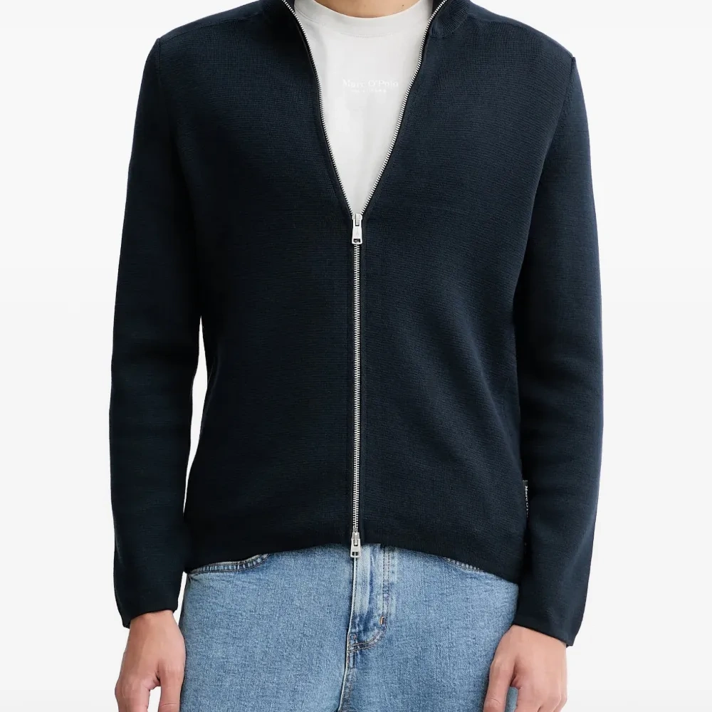 Вязаный свитер с воротником на молнии