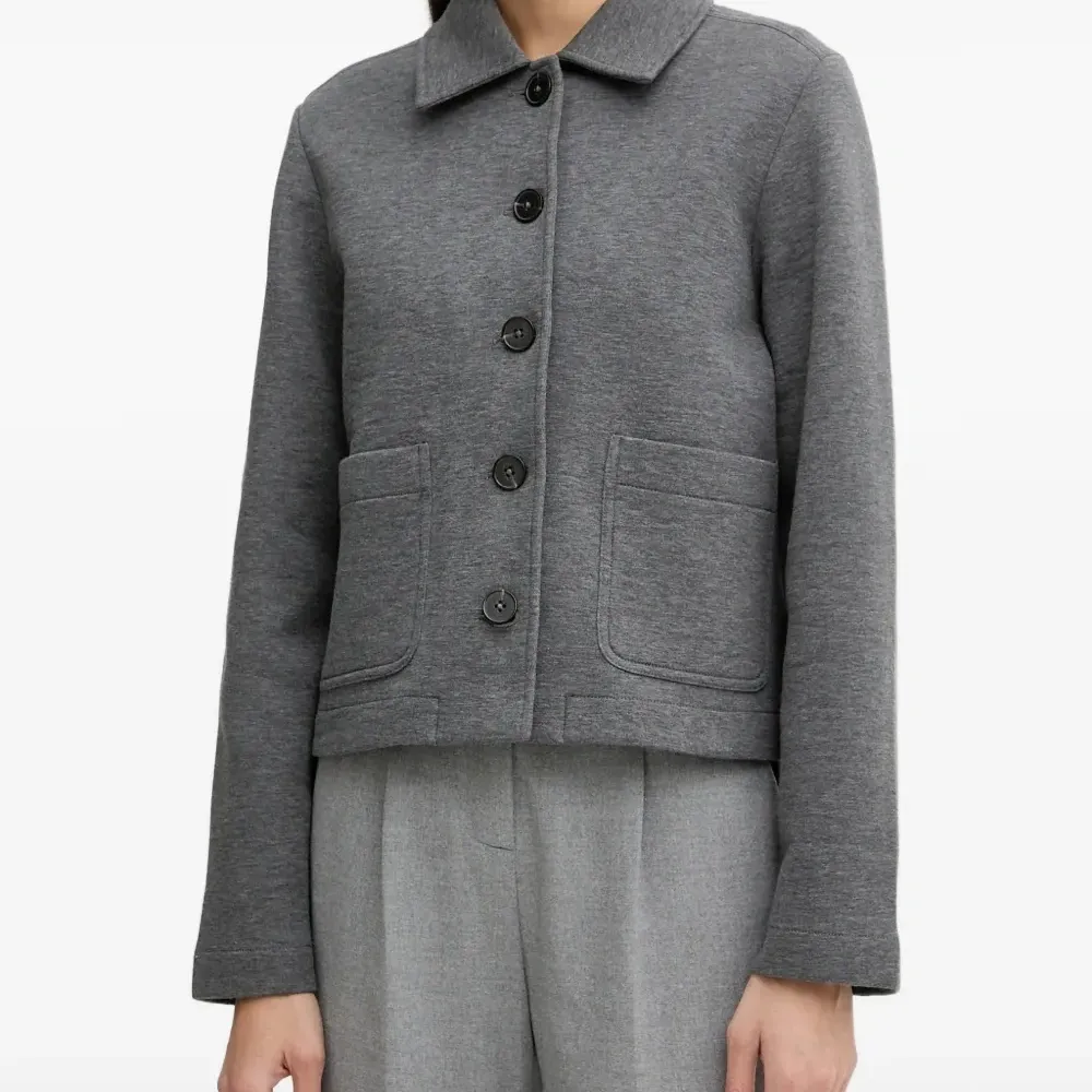 Пиджак с накладными карманами на пуговицах