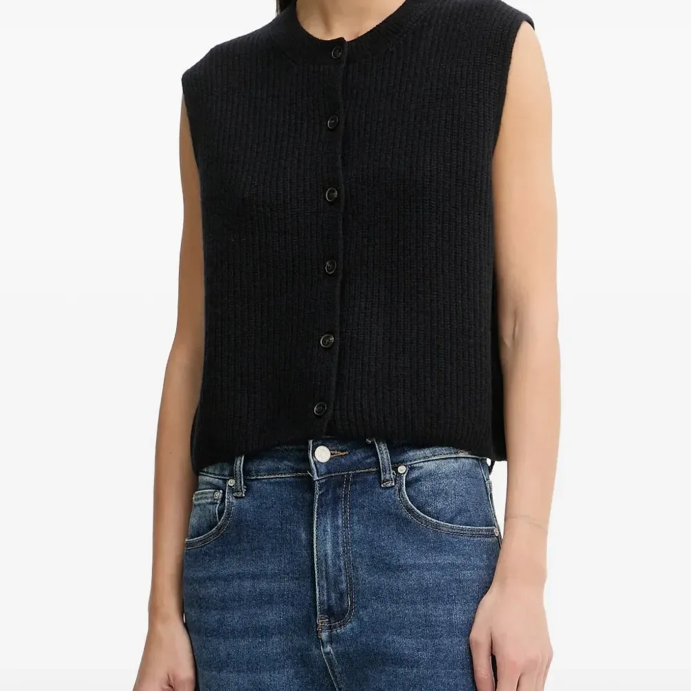 Безрукавка на пуговицах