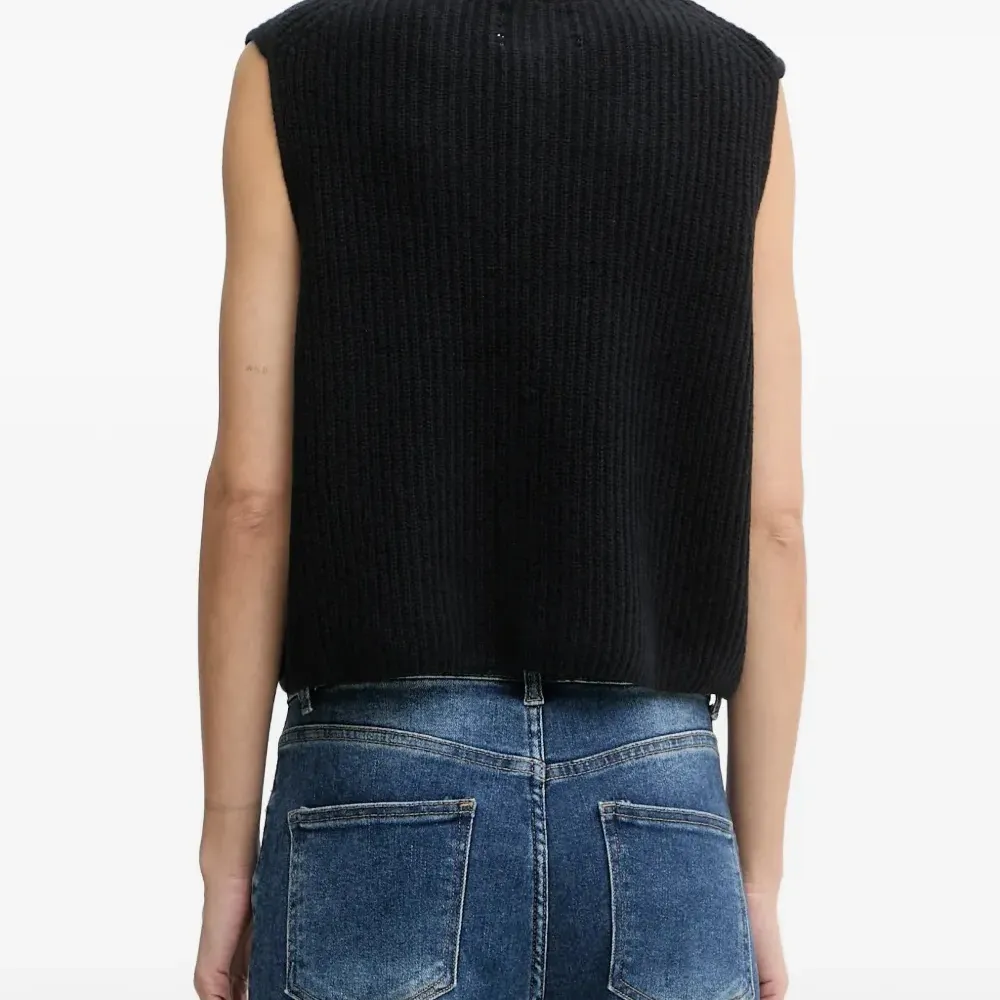 Безрукавка на пуговицах