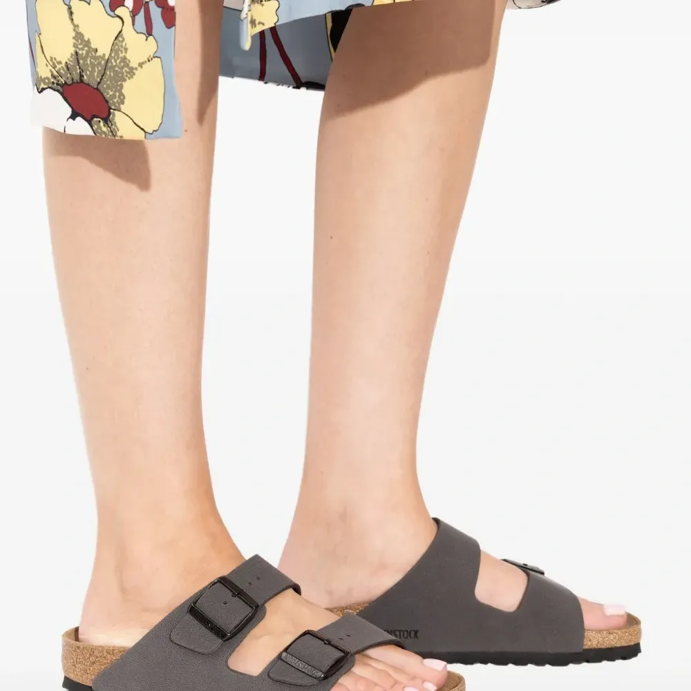 Сандалии с ремешком и пряжкой